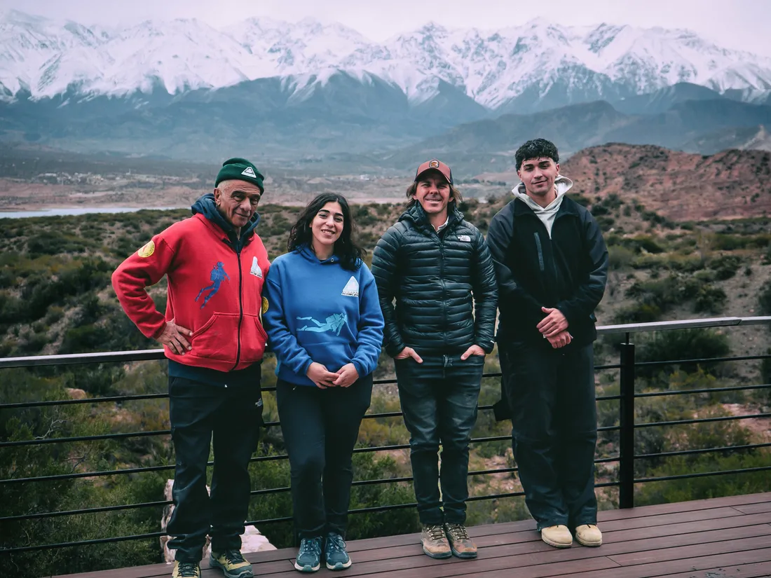 Alfredo Marinaro, Lucía Marinaro e Iván Domínguez Marinaro, de Buceo Aconcagua, junto a DOSADOS frente a la cordillera