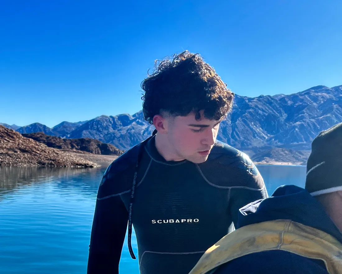 Iván Domínguez Marinaro, divemaster de Buceo Aconcagua, en un dique de Mendoza
