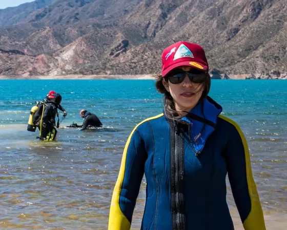Lucía Marinaro en el agua durante una salida de buceo de Buceo Aconcagua