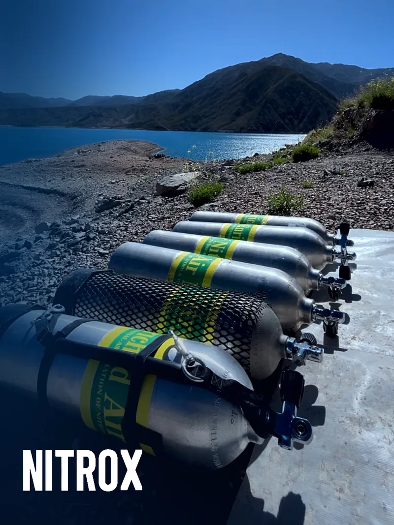 Tanques de buceo alineados a orillas del dique Potrerillos